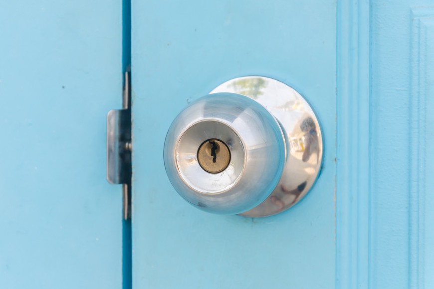 How to Remove a Door Knob ?
