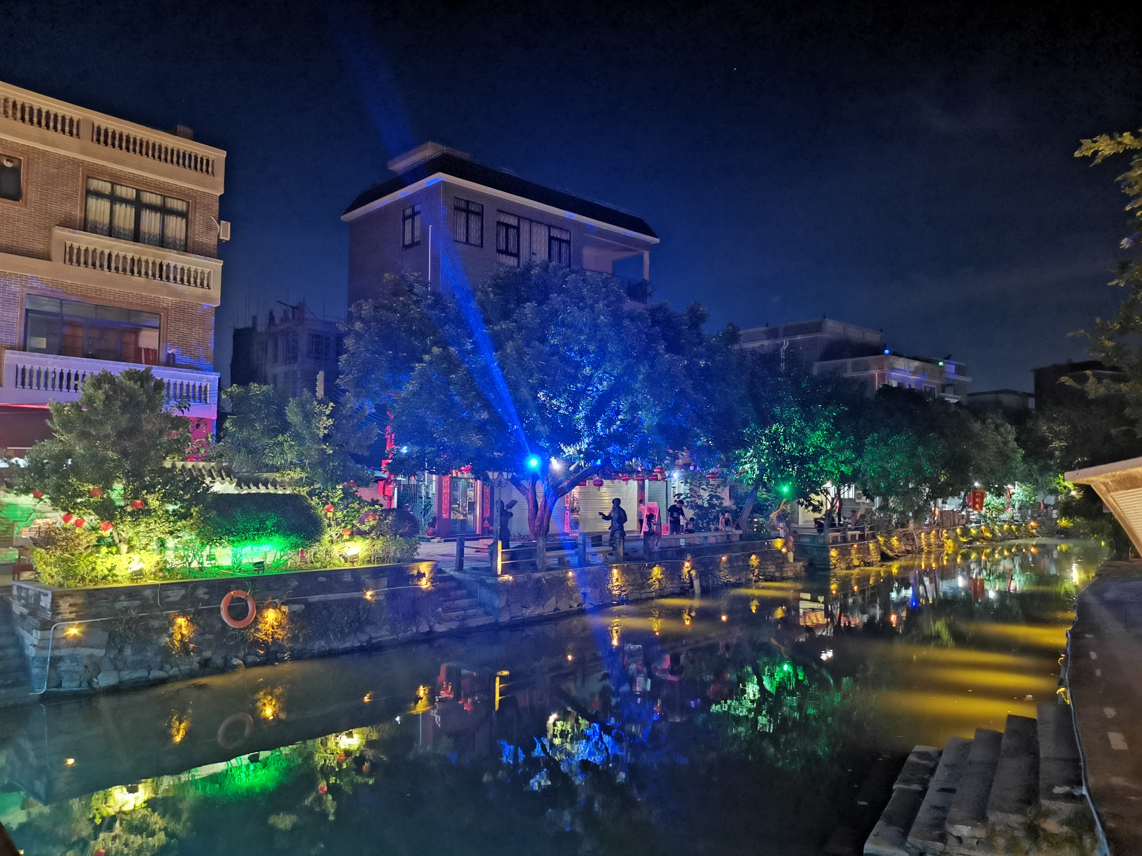 Take a boat to see the scenery