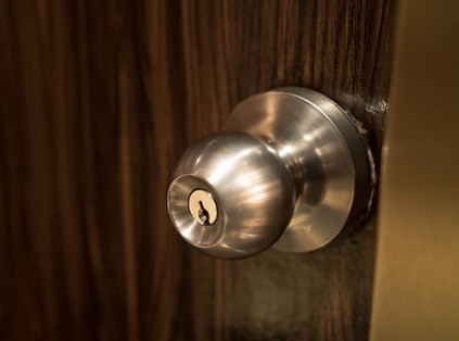 HOW TO INSTALL THE NEW DOORKNOB