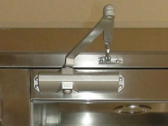How to put a door closer？
