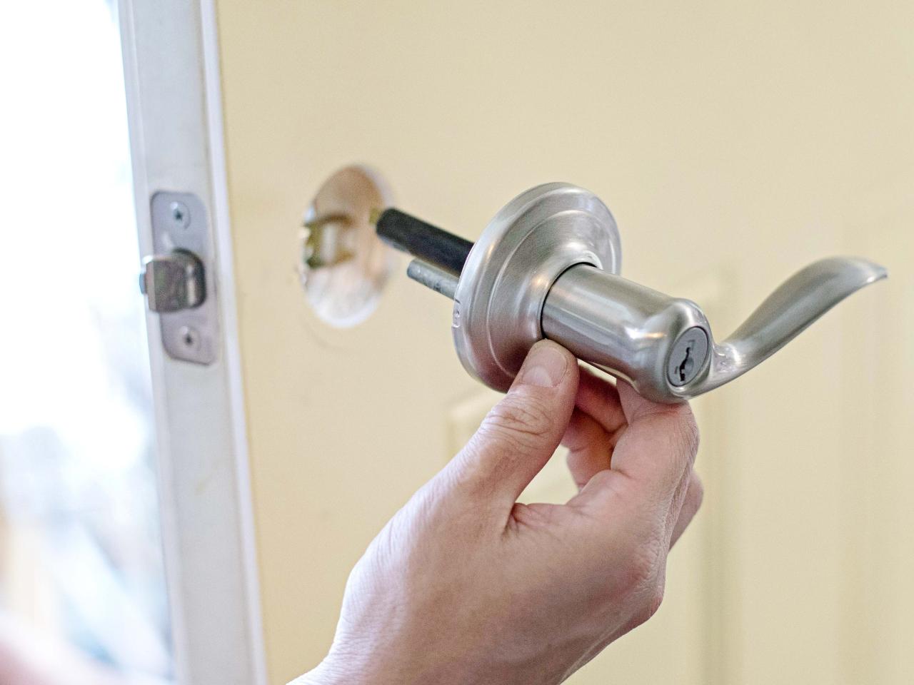 How to Replace a Bedroom And Bathroom Door Knob?